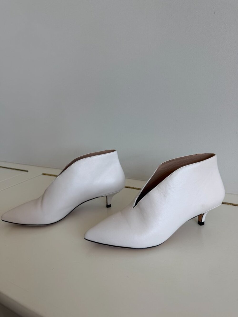 Pour La Victoire Ivory Leather Pointed Toe Kitten Heel Booties Size 6
